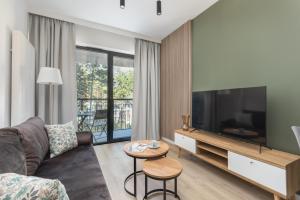 A television and/or entertainment centre at Shellter Suita Flora by Renters Prestige