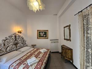 um quarto com uma cama grande e um espelho em Gropallo Palace Apartments - 4 Dreams 4 You - Pieno centro - Palazzo Nobiliare Storico em Génova