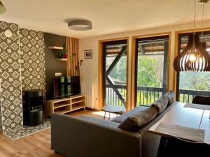 耶塞尼采的住宿－Apartments Pri Fencu，客厅配有沙发和桌子