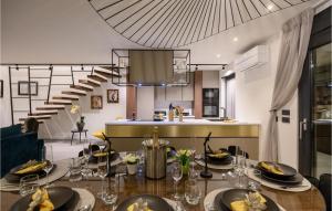 a dining room and kitchen with a table and chairs at Villa Carlotta in Vižinada