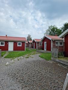 Hallagårdens stugby في فاربرغ: صف من البيوت الحمراء على التوالي