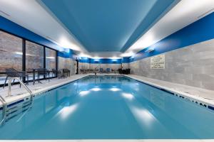 una piscina con iluminación azul en un edificio en Hampton Inn Columbus Downtown, Ga en Columbus