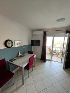 Televízia a/alebo spoločenská miestnosť v ubytovaní Apartments Edina