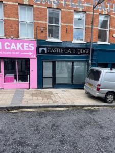 un furgone parcheggiato di fronte a un edificio di Castle gate lodge a Londonderry