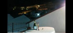 ein Tisch mit einer Flasche Wein und Gläsern darauf in der Unterkunft Lovely y Cozy Apartments in Chulilla