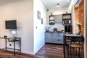 Nhà bếp/bếp nhỏ tại Wasz Metraż Lubartowska +6 ảnh