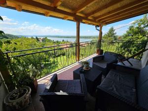 een veranda met stoelen en uitzicht op het water bij Apartman Snežana Jugovo in Smederevo