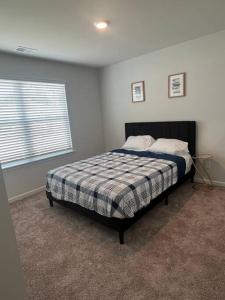 Кровать или кровати в номере Home near Wilmington NC