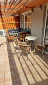 patio con sedie, tavolo e divano di Apartments Paradise a Moravske Toplice