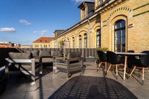 a patio with tables and chairs on a building at König Albert Residenz nahe BMW , Porsche , DHL und Messe in Leipzig