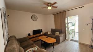 ein Wohnzimmer mit einem Sofa und einem Tisch in der Unterkunft Callao Sun & Pool in Callao Salvaje