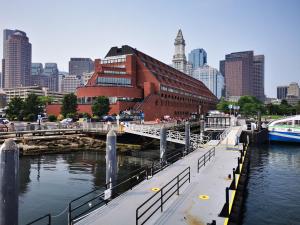 ボストンにあるLocation+Comfort+Convenienceの川と建物のある街の景色