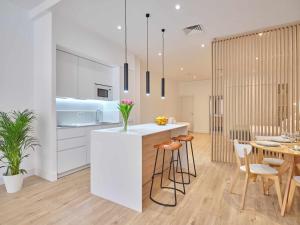 ครัวหรือมุมครัวของ Paseo Suites Hotel