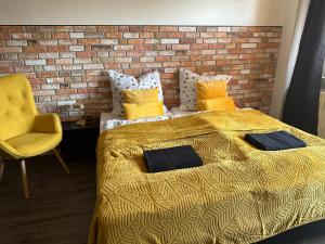 a bedroom with a bed and a brick wall at Moderne Ferienwohnung 5min vom Wasserschloss - Free WIFI & Netflix in Neukirchen