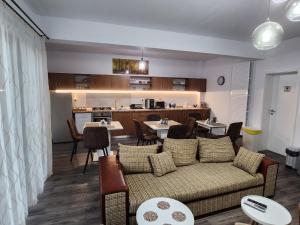 salon z kanapą i kuchnią w obiekcie Armina's Residence 2 w mieście Uisenteş