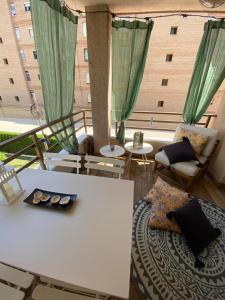 uma varanda com uma mesa e cadeiras e um edifício em Apartamento Zona Heliópolis Benicasim em Benicàssim
