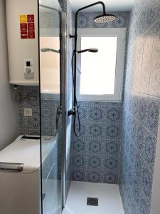 y baño con ducha y puerta de cristal. en Apartamento Zona Heliópolis Benicasim, en Benicàssim