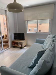 1 dormitorio con 1 cama y TV en Apartamento Zona Heliópolis Benicasim, en Benicàssim