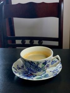 una taza de café en un plato en una mesa en Bed and Breakfast Bakrust, met privé sauna Putten, en Putten