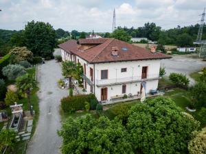 an aerial view of a white house with a road at Agriturismo Parco Campofelice in Lombardore
