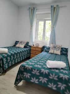 1 dormitorio con 2 camas y ventana en Villa Mayki, 