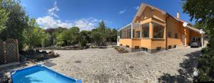 una casa con piscina delante en Casa Portocalie, en Cisnădioara