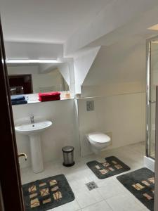 un baño con lavabo e inodoro en Casa Portocalie, en Cisnădioara 31 fotos más