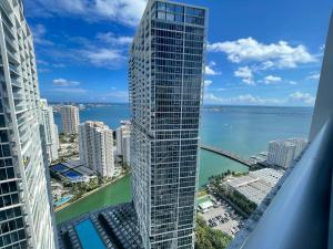 マイアミにあるSun&Sea IconBrickell Unitの高層ビルの窓から市街の景色を望めます。