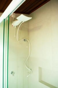 a shower with a white shower head in a bathroom at HOSPEDAGEM CASA COMPACTA in Jaraguá do Sul