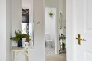 pasillo blanco con aseo y mesa en Luxury Spacious 2 bed Apartment en Shilton