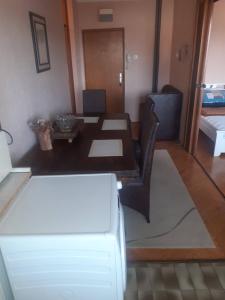 ein Wohnzimmer mit einem Tisch und einem Esszimmer in der Unterkunft NIKOLIĆ APARTMAN in Vranje