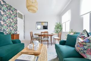 sala de estar con sofás verdes y mesa en Luxury Spacious 2 bed Apartment en Shilton
