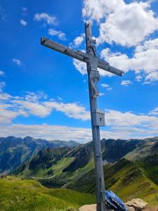 une croix en bois au sommet d'une montagne dans l'établissement Appartement Auwald, à Forstau