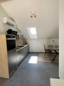 Η κουζίνα ή μικρή κουζίνα στο Ferienwohnung Louis