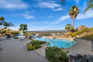 Bazen v nastanitvi oz. blizu nastanitve Sun&Star Studded Central Luxury with Hottub, Pool, Views