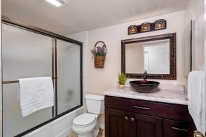 Kopalnica v nastanitvi Sun&Star Studded Central Luxury with Hottub, Pool, Views