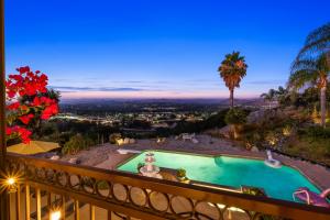 Bazen v nastanitvi oz. blizu nastanitve Sun&Star Studded Central Luxury with Hottub, Pool, Views