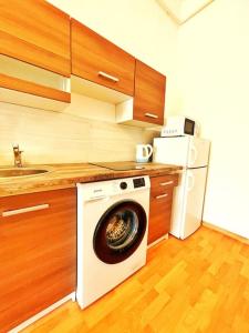 een keuken met een wasmachine en een koelkast bij Central Spacious Flat in Boedapest
