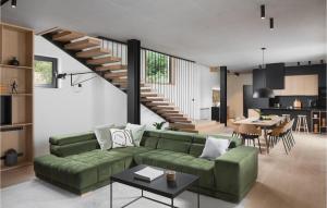 uma sala de estar com um sofá verde e uma escada em Villa Pine Tree em Labin