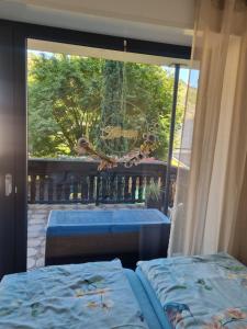 1 dormitorio con vistas a un balcón con 2 camas en R(h)einzeit, en Oberwesel