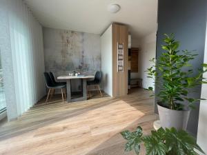 una sala da pranzo con tavolo e sedie di Anita’s Urlaubsplatzl a Weitra