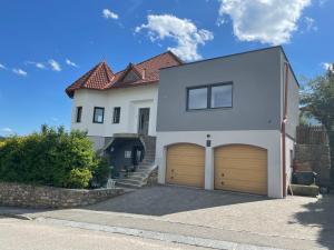 una casa bianca con due porte garage di Anita’s Urlaubsplatzl a Weitra