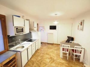 een keuken met een spoelbak en een aanrechtblad bij Studio meublé avec terrasse in Gréoux-les-Bains