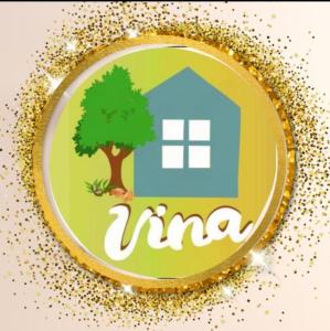 Una placa de oro con una casa y un árbol en Vina en Villa Elisa