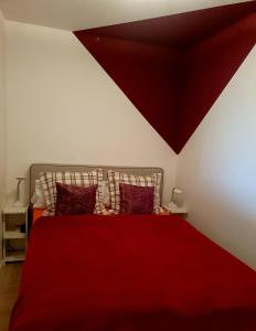 Un dormitorio con una cama roja con sábanas y almohadas rojas. en CrisAnd 3 Panoramic en Altenau