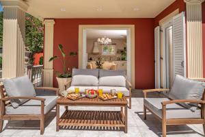 Istumisnurk majutusasutuses Gaia Residences with lush garden and pool