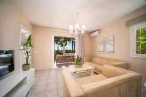 Istumisnurk majutusasutuses Gaia Residences with lush garden and pool