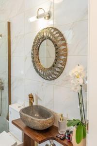 Vannituba majutusasutuses Gaia Residences with lush garden and pool