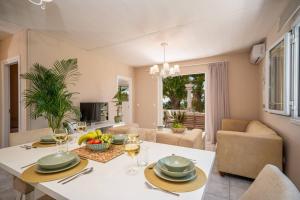 Istumisnurk majutusasutuses Gaia Residences with lush garden and pool