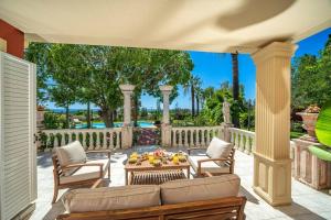 Rõdu või terrass majutusasutuses Gaia Residences with lush garden and pool